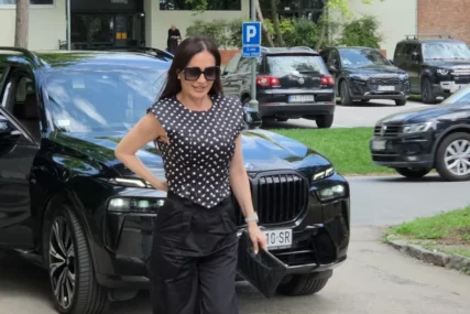 (FOTO) Grmi u elegantnom izdanju: Ceca Ražnatović u elegantnom izdanju stigla na snimanje Zvezda Granda