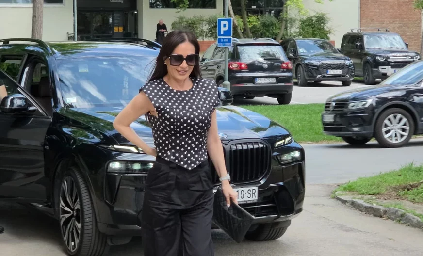 (FOTO) Grmi u elegantnom izdanju: Ceca Ražnatović u elegantnom izdanju stigla na snimanje Zvezda Granda