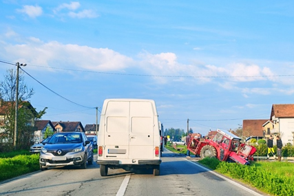 POVRIJEĐEN VOZAČ "PEŽOA" Saobraćajna nesreća kod Bijeljine, učestvovali automobil i traktor