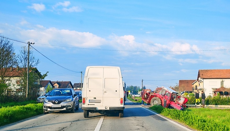 POVRIJEĐEN VOZAČ "PEŽOA" Saobraćajna nesreća kod Bijeljine, učestvovali automobil i traktor