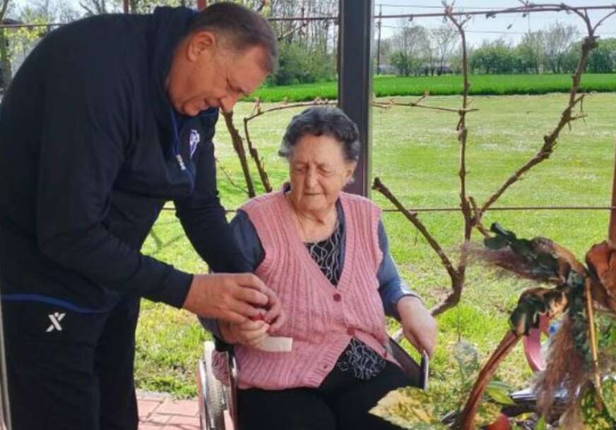 (FOTO) „Cijeli život mi se najviše radovala“ Dodik proslavlja Vaskrs sa majkom