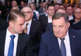 Ko je kome pokazao SREDNJI PRST: Žestoka skupštinska rasprava o Dodiku, Stanivukoviću, djeci poginulih boraca i nosačima PARFEMA