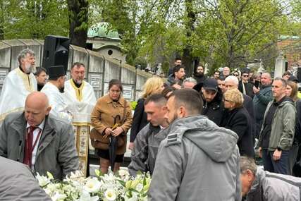 (VIDEO, FOTO) SAHRANJEN DUŠKO VUJOŠEVIĆ Legendarni trener uz pjesmu "Stih iznad svih" i rijeku ljudi ispraćen na vječni počinak