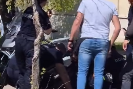 (VIDEO) "Prizor je bio jeziv" Isplivao snimak hapšenja maloljetnika (17) koji je MAČETOM ISKASAPIO ženu u Obrenovcu