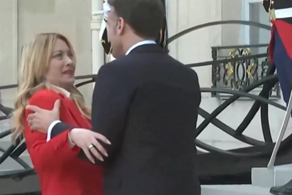 (VIDEO) Šok i nevjerica: Cijeli svijet bruji o poljupcu Makrona i Meloni, premijerka ostala zatečena