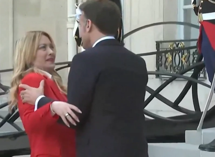 Emanuel Makron i Meloni, o njihovom poljupcu bruji svijet