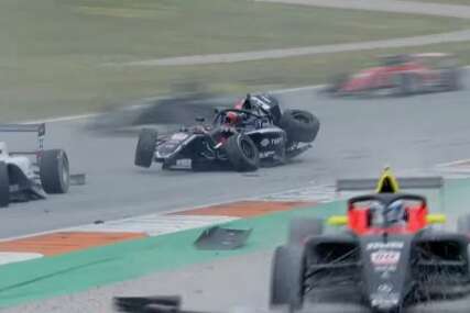 (VIDEO) Jeziv sudar u Valensiji: Srpski vozač učestvovao u karambolu na stazi Formule 4