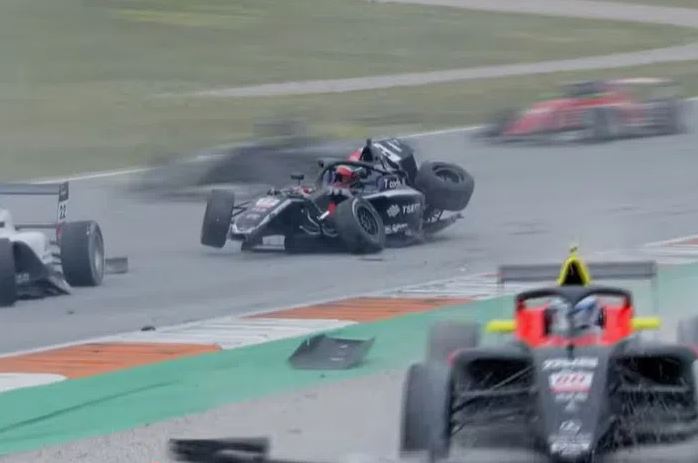 (VIDEO) Jeziv sudar u Valensiji: Srpski vozač učestvovao u karambolu na stazi Formule 4