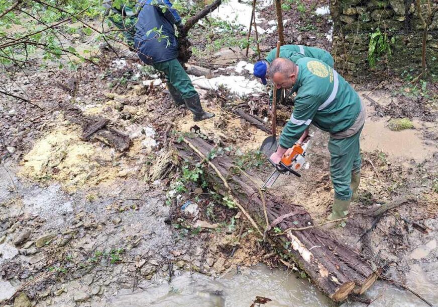 (FOTO) Banjaluka nakon obilnih padavina: Uklanjanje stabala iz potoka i rijeka