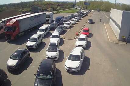 POČELE PRAZNIČNE GUŽVE Duge kolone vozila na više graničnih prelaza