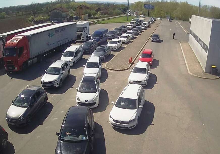 POČELE PRAZNIČNE GUŽVE Duge kolone vozila na više graničnih prelaza