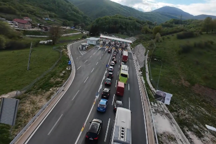 Prvomajski vikend PARALISAO SAOBRAĆAJ: Vozači ZAROBLJENI U KOLONAMA prema jugu BiH, a gužve na naplatnim kućicama i granicama