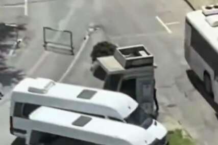 (VIDEO) Ovo je trenutak kad je POČELA PUCNJAVA u Istanbulu: Trojica s dugim cijevima krenula u napad