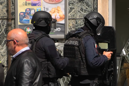 (VIDEO) DRŽALI 25 TAOCA Opljačkana banka u Napulju, lopovi nosili maske sa likovima glumaca