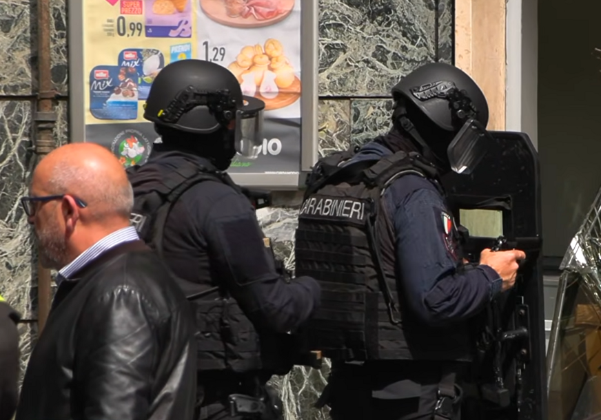 (VIDEO) DRŽALI 25 TAOCA Opljačkana banka u Napulju, lopovi nosili maske sa likovima glumaca