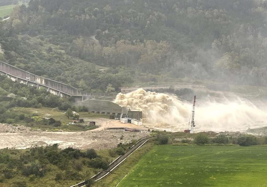 STRAŠNO NEVRIJEME U ITALIJI Urušio se most na putu, poplave u više regiona, desetine ljudi hitno evakuisane