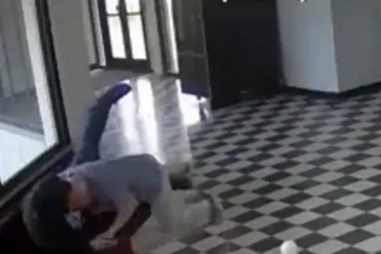 (VIDEO) MASAKR IZBJEGNUT ZA DLAKU Viktor uperio pištolj u đaka, a onda je iz učionice izletio HRABRI DIREKTOR i oborio ga