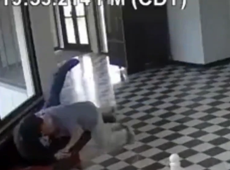 (VIDEO) MASAKR IZBJEGNUT ZA DLAKU Viktor uperio pištolj u đaka, a onda je iz učionice izletio HRABRI DIREKTOR i oborio ga
