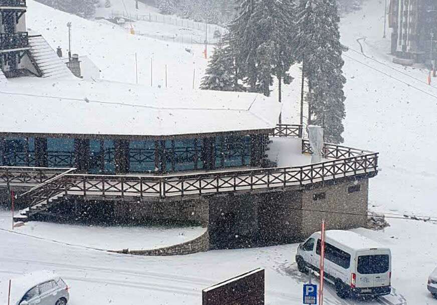 Večeras preventivno posipanje puteva: Na Jahorini palo do 15 centimetara snijega, moglo bi biti i SKIJANJA ZA 1. MAJ