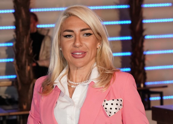 Jovana Jeremić raskopčala košulju, a grudi u prvom planu