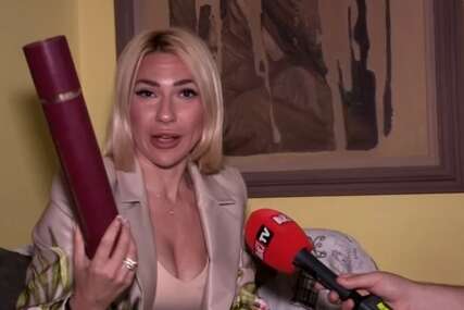 (FOTO) Evo sa kojim prosjekom je Jovana Jeremić završila fakultet: Diplome iz škole zakačila na zid u stanu, evo i koliko jezika govori