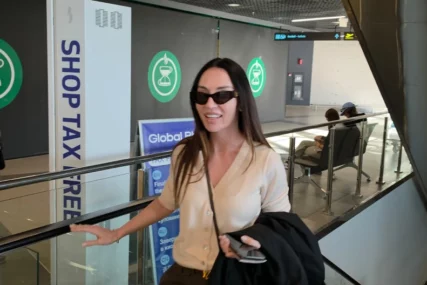 (VIDEO) Lice bez šminke sakrila naočarima: Katarini Živković obezbjeđenje njenog muža OTVARA VRATA, Stojke je čekao na aerodromu