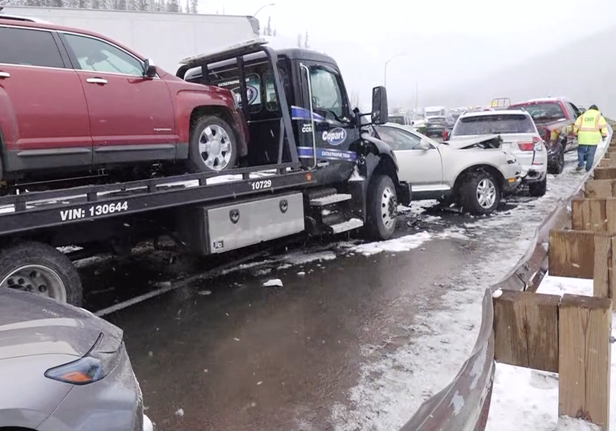 (VIDEO) Prava drama na auto-putu: U lančanom sudaru pred tunelom učestvovalo čak 75 vozila
