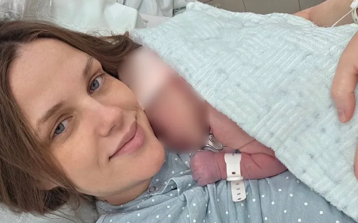 "Već si beskrajno voljena" Porodila se pjevačica,  objavila sliku, pa sve rasplakala riječima