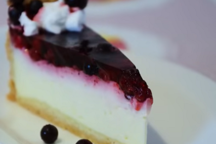 Recept za MILERAM TORTU sa šumskim voćem: Poslije praznika svi traže lagani desert koji "resetuje" stomak