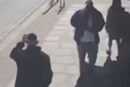 (VIDEO) TERORISTIČKI NAPAD U LONDONU Napadač izbo dvojicu Jevreja na ulici, isplivao jeziv snimak