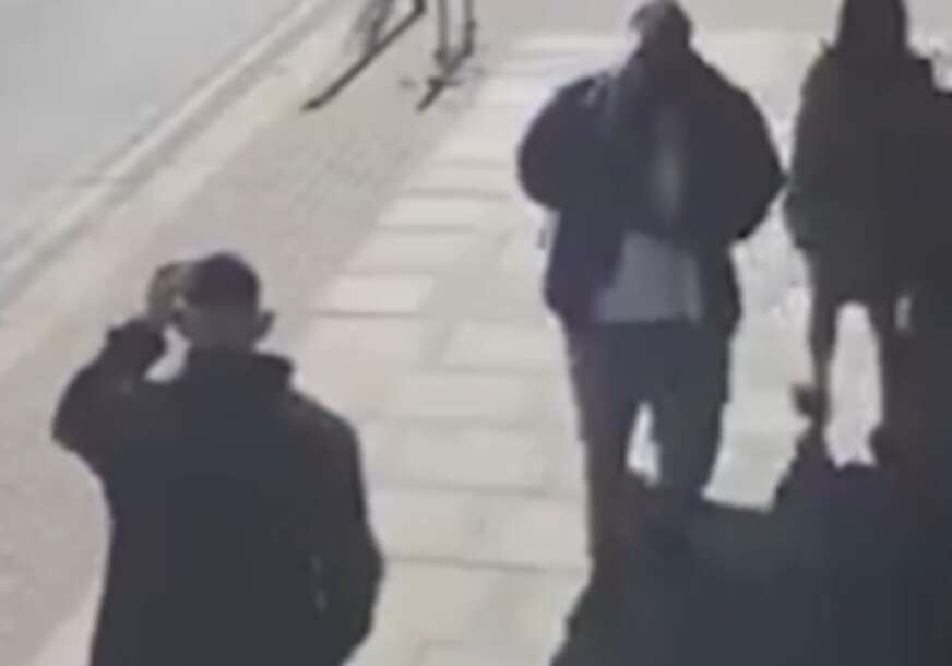 (VIDEO) TERORISTIČKI NAPAD U LONDONU Napadač izbo dvojicu Jevreja na ulici, isplivao jeziv snimak