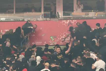 (VIDEO) Tuča navijača u Areni: Neviđen incident pred derbi, tuku se kaiševima