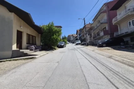 (VIDEO) BOS HODAO PO ASFALTU Dječak (6) iz Niša išetao iz kuće kad niko nije gledao, evo kud je prošao do hostela