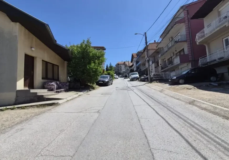 (VIDEO) BOS HODAO PO ASFALTU Dječak (6) iz Niša išetao iz kuće kad niko nije gledao, evo kud je prošao do hostela