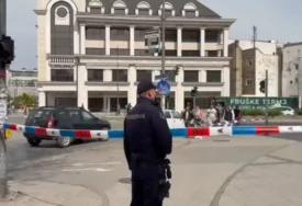 (VIDEO) TRAGEDIJA U NOVOM SADU Radnik (40) pao sa bandere, stradao na licu mjesta, hitna pomoć ga zatekla krvavog na pločniku