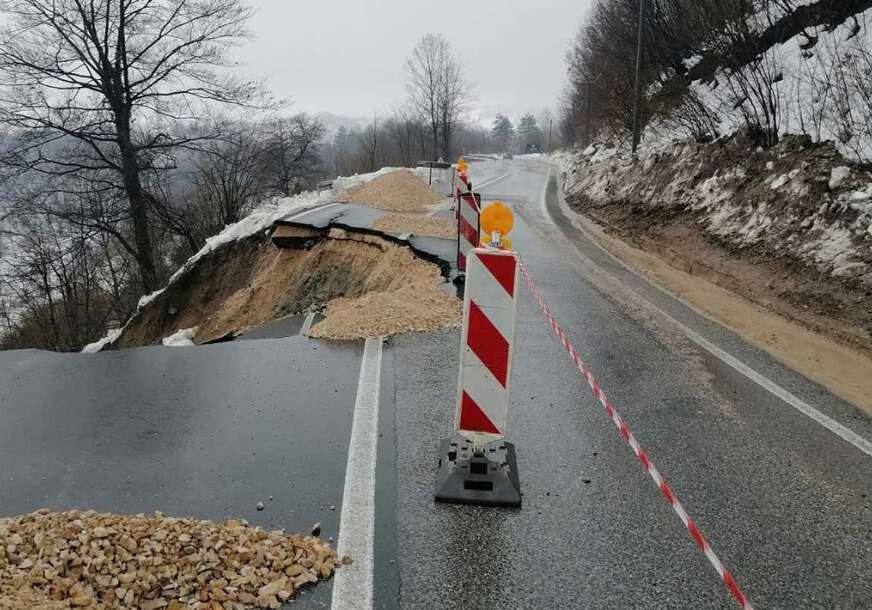 (FOTO) Uslovi su VEOMA OPASNI: Zbog odrona na putu Tuzla-Bijeljina obustavljen saobraćaj