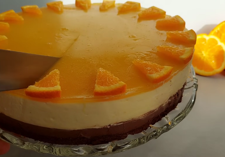 (VIDEO) OSVJEŽAVAJUĆA I LAGANA Oranž torta sa krem sirom, vanilijom i čokoladom