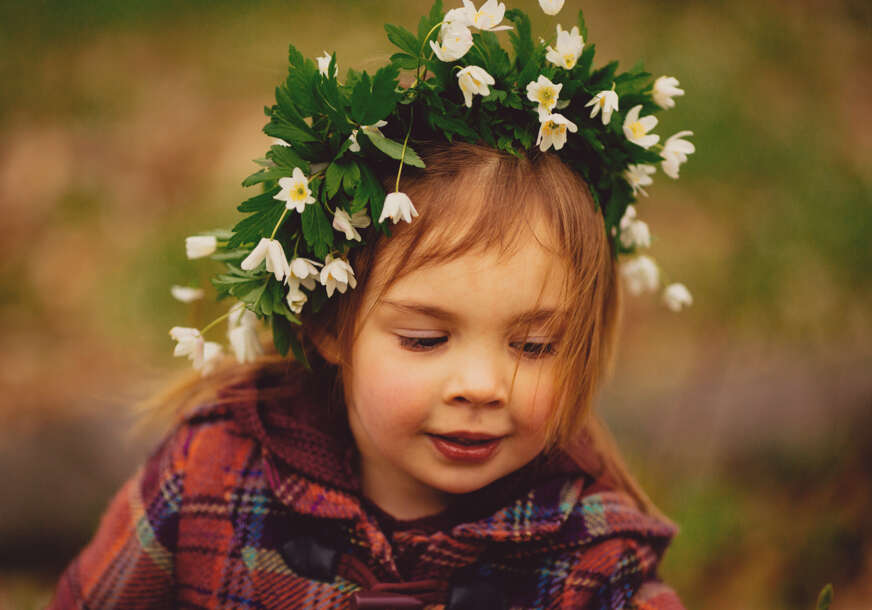 dijete sa cvijećem