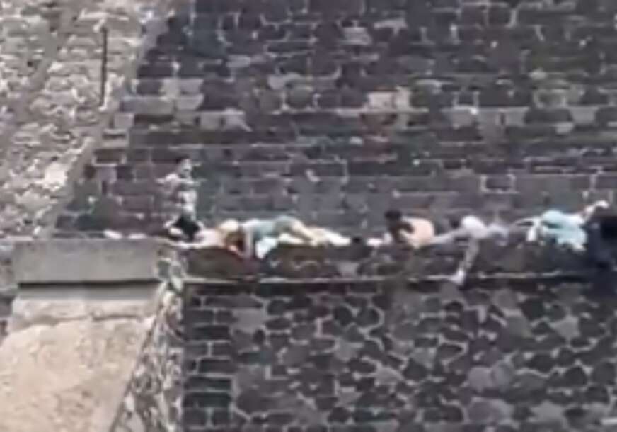 (UZNEMIRUJUĆI VIDEO) Jezive scene: U pucnjavi kod piramida u Meksiku UBIJENA ŽENA, 4 osobe ranjene, napadač izvršio SAMOUBISTVO