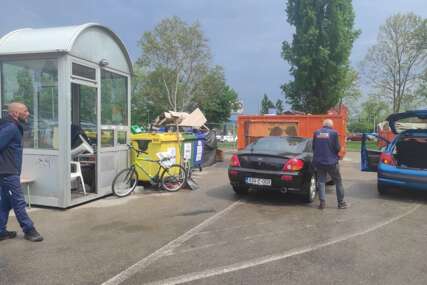 (FOTO) NI KIŠA IM NE SMETA Banjalučani sređuju dvorišta za prvomajski roštilj, evo šta najčešće završi u kontejneru