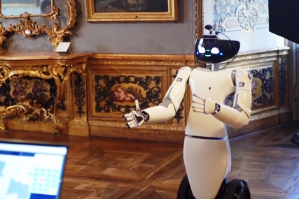 (VIDEO) Posjetioci oduševljeni: Italija testira robota turističkog vodiča u muzeju