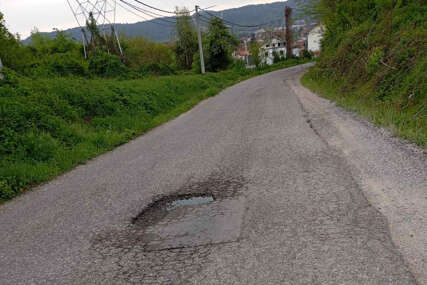 (FOTO) Dobro došli u Drakulić: Ulica nadomak centra Banjaluke puna rupa i kratera, točkovi otpadaju, mještani očajni