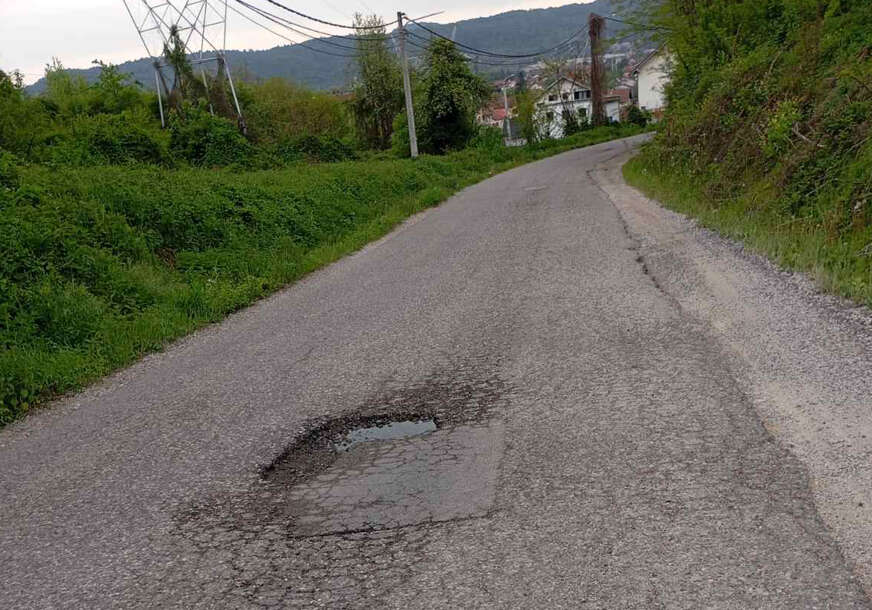 (FOTO) Dobro došli u Drakulić: Ulica nadomak centra Banjaluke puna rupa i kratera, točkovi otpadaju, mještani očajni