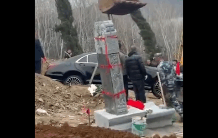 (VIDEO) BIZARNA POSLJEDNJA ŽELJA Pokojnik sahranjen sa mercedesom od 130.000 evra