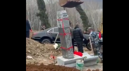 (VIDEO) BIZARNA POSLJEDNJA ŽELJA Pokojnik sahranjen sa mercedesom od 130.000 evra