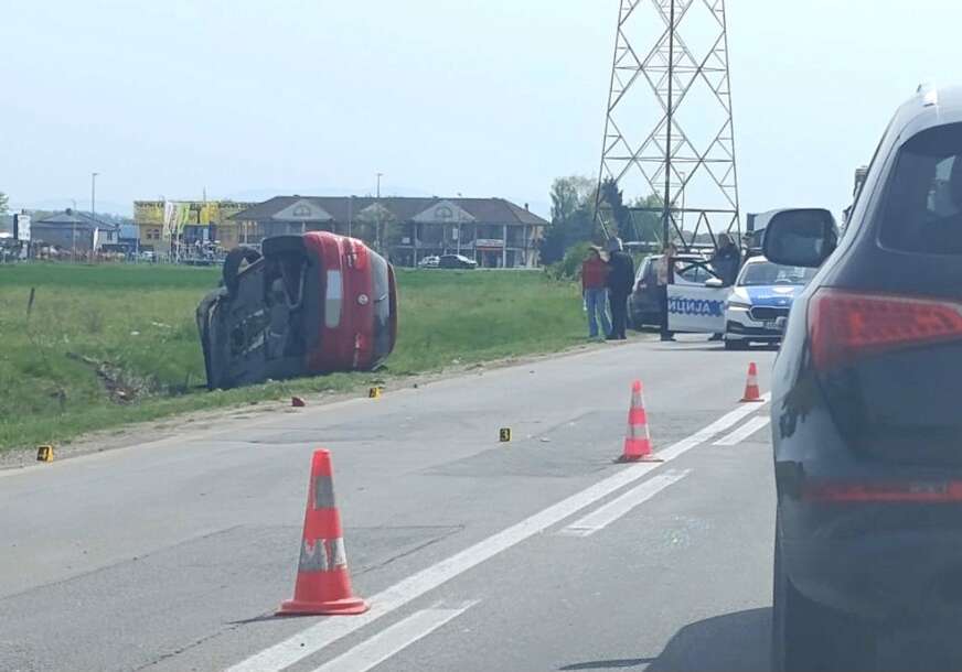 (FOTO) Policija na terenu: Saobraćajna nesreća u Bijeljini, vozilo prevrnuto u kanalu