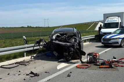 (VIDEO) Isplivao novi snimak stravične nesreće: Auto-put se ne vidi od dijelova automobila, VOZILA SPLJOŠTENA kao limenka