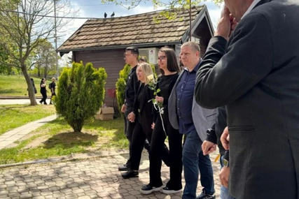 SAHRANJEN PJEVAČ SAŠA KATANČIĆ (49) Potresne scene sa groblja, kolege se u suzama opraštaju od njega