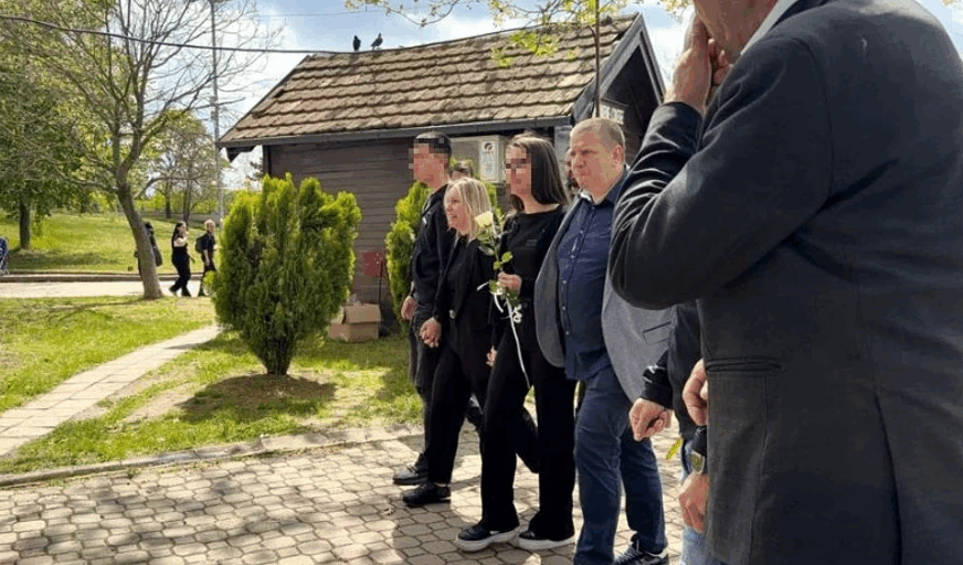 SAHRANJEN PJEVAČ SAŠA KATANČIĆ (49) Potresne scene sa groblja, kolege se u suzama opraštaju od njega