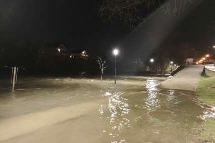 (FOTO) Šetalište neprohodno: Popularna banjalučka plaža potopljena, Vrbas nosi granje i mulj